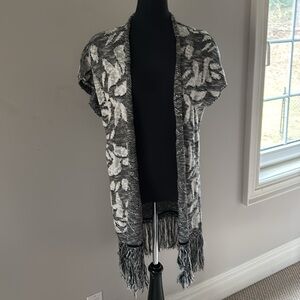 GARCIA JEANS BLACK AND OFF WHITE FLORAL PATTERN FRINGED KNIT CAP SLEEVE CARDIGAN